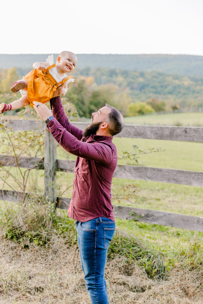 Virginia-valley-photography-shenandoah-family-portrait-baby-sweet-outdoor-one-year-fall-daddy-daughter-fun-throw-toss-in-the-air-happy